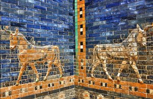 1930 年代に再建されたイシュタル門の細部、紀元前 575 年頃のオリジナルのレンガを使用して完成、ペルガモン博物館、ベルリン、ドイツ (写真) スウェーデン語 av Unbekannter Künstler