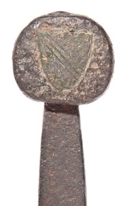 Detalj, senmedeltida bredsvärd med tidigare vikingablad och vapenlager av familjen De Bohun av Unbekannt