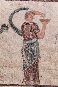 Detalj av Dionysos triumf - Gudens återkomst från en militärexpedition till Indien - En Baccante som håller i en drickskål - Paphos mosaiker, House of Dionysos, slutet av 2:a århundradet e.Kr. - Cypern - Dionysos triumf - Lång mosaik som återspeglar tri av William M. Timlin