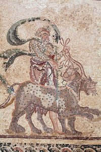 Detalj av Dionysos triumf - Gudens återkomst från en militärexpedition till Indien - Silenus som håller i pantrarnas tyglar - Paphos mosaiker, House of Dionysos, slutet av 2:a århundradet e.Kr. - Cypern - Dionysos triumf - Lång mosaikåtergivning av William M. Timlin