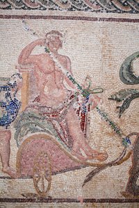 Detalj av Dionysos triumf - gudens återkomst från en militärexpedition till Indien - Dionysos sittande på en vagn dragen av två pantrar - Paphos mosaiker, Dionysos hus, slutet av 2:a århundradet e.Kr. - Slutet av 2:a århundradet e.Kr. -Cypern – Triumfen av William M. Timlin