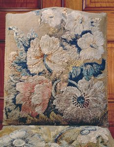 Detalj av ett omslag arbetat av Jane Allgood, stora blommor renderade i långa och korta sömmar i crewels och sidenchenille, gammal guldbakgrund i tältsöm av Unbekannt