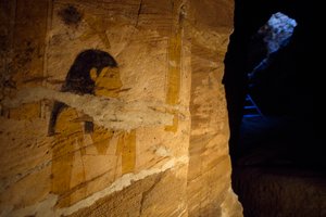 Detalj av väggmålningar som hittades under utgrävningar i guvernörens grav, Valley of Golden Mummies, Bahariya Oasis, Giza, Egypten av Benjamin Baud