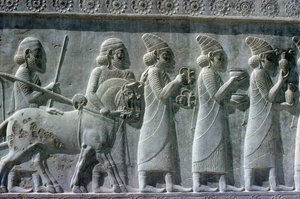 Detalj av relieffrisen på den östra trappan till Apadana (publiksal) som visar lydiska delegater som bär gåvor för en ceremoni, Achaemenian period, c.515 BC (kalksten) (se 117114) av Unbekannt