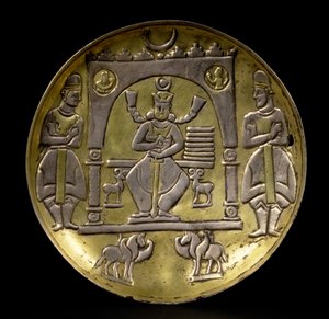 Skål som föreställer en tronande kung flankerad av två små stenbockar som sitter i en paviljong uppburen av två bevingade hästar med två skötare, på en ringbas, sasanian (3:e-700-talen e.Kr.) (förgylld silver) av Unbekannt