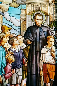 Don Bosco och barn, målat glasfönster, Colle Don Bosco Sanctuary (1900-talet), Castelnuovo Don Bosco, Piemonte, Italien