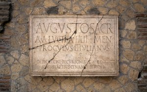 Epigraf på marmor, Augustales college, arkeologiska platsen Herculaneum (Unescos världsarvslista av Benjamin Baud