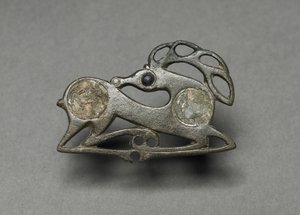 Fibula i form av en liggande hjort, c.400 av Unbekannt