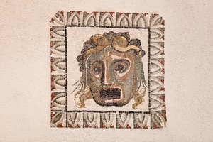 Golvmosaik från 1:a århundradet f.Kr. som visar en Dionysos-mask, från en romersk villa nära via Ruffinella i Rom, Roms nationalmuseum (museo nazionale romano), Rom, Italien av Unbekannter Künstler
