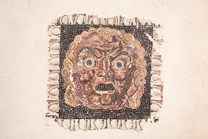Golvmosaik från första århundradet f.Kr. föreställande en Dionysos-mask, från en romersk villa nära via Ruffinella i Rom, Roms nationalmuseum (museo nazionale romano), Rom, Italien av Unbekannter Künstler