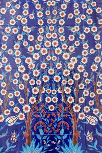 Blommor. En av de 80 Iznikpaneler - mycket dekorerade keramiska plattor som var populära på 1500-talet - som tydligt finns i Istanbuls kejserliga och religiösa byggnader. Sheikh Zayed-moskén. 1995. Emiratet Abu Dhabi av Unbekannt