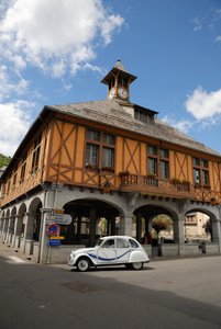Frankrike, Arreau, Citroen 2CV på väg intill medeltida täckt marknad (foto) av Unbekannter Künstler
