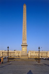 Frankrike, Paris, Obelisk av Luxor vid Place de la Concorde, egyptisk obelisk som tornar upp sig över byggnaden täckt av förgyllda hieroglyfiska gravyrer. av Unbekannt