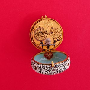 Franskt fickur med guldboett emaljerad i relief med vita blommor och bladverk med svarta markeringar, av Goullons, ca 1650 (visar innerplatta, se även 66857) av Unbekannt