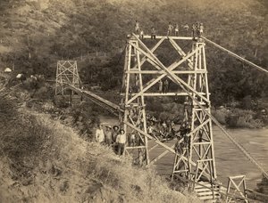 Fresno, Kalifornien: 1890 Detta fotografi av C.C. Curtis visar Smith and Moore-bron över Kings River, som är en del av rännan byggd av Hiram T. Smith och Austin D.Moore, för att transportera timmer till Sierras för deras företag, Kings River Lumber av Unbekannt
