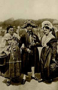 Tyskland. Människor i det bayerska höglandet i kostsamma medeltida dräkter. 1920 av Unbekannt