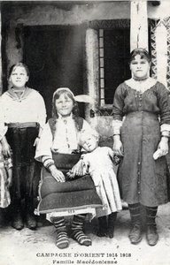 Grekland, Makedoine: porträtt av en makedonsk familj - Vykort 1914-1918 av William M. Timlin