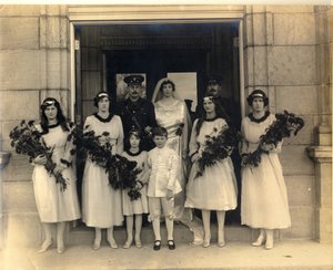 Gruppbröllopsfotografi av Lady Maud Cavendish och kapten Macintosh av William M. Timlin