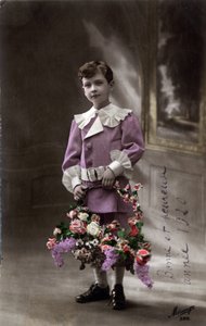 Gott nytt år gratulationskort: ett barn som håller en korg med blommor - vykort daterat 1920 av Unbekannt