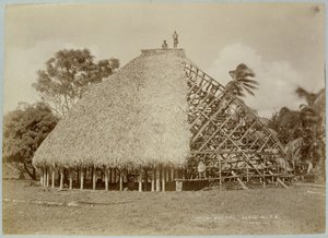 Husbyggnad i Samoa, ca 1875 (sepiafoto) av Unbekannt