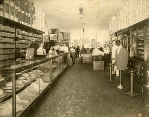 Interiör av John Sewell & Co. Shoe Store på 304-6 12th Avenue (Flagler Street), ca 1910 (s/v foto) av Unbekannt
