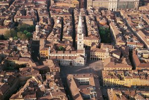 Italien, Emilia Romagna, Modena, flygfoto över staden med katedralen av Benjamin Baud