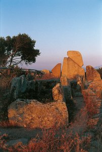 Italien, Sardinien, Arzachena, provinsen Olbia-Tempio, Li Longhi jättarnas grav, bakifrån