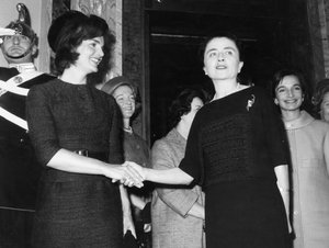 Jacqueline Kennedy med Carla Gronchi. Rom. 1962. av Unbekannt