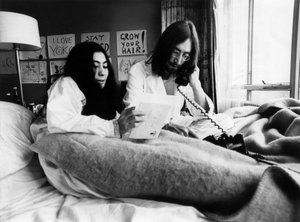 John Lennon och Yoko Ono på Hilton Hotel i Amsterdam, 25 mars 1969 (s/v foto) av Unbekannt