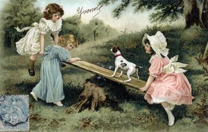 Små flickor som leker med en träskiva (gunga eller rumptejp) - Vykort sent 1800- och 1900-tal av Unbekannt