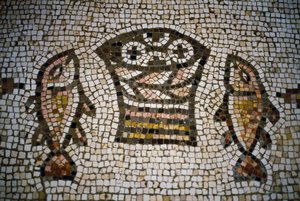 Bröd och fisk, mosaik i förökningskyrkan, 300-talet, Tabgha, Israel