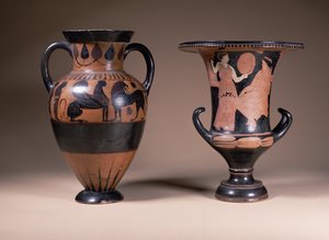 LtoR:orientaliserande svartfiguramfora, grekisk, 600-talet f.Kr.; röd-figur calyx-krater, grekiska, södra Italien, 300-talet f.Kr. (keramik) av Unbekannt