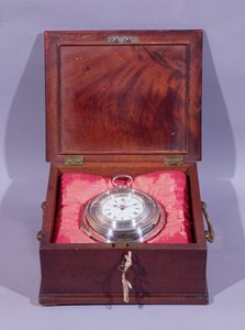 Marinklocka, i silver par-fodral, liggande på kuddar i mahogny väska, av John Harrison and Son av Unbekannt