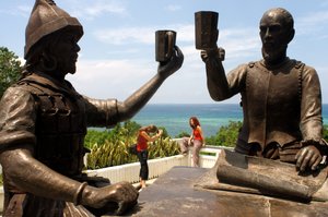 Monument som kallas Sanduguan eller blodritual där en skål med blod arrangeras mellan den spanska conquistadoren Miguel LÃ pez de Legazpi och filippinaren Sikatuna som formaliserar det första fredsavtalet. Bool, Bohol, 2019 (foto) av Unbekannt