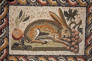 Mosaik som föreställer en hare med en spionblick som betar en klase druvor (andra hälften av 2:a århundradet e.Kr.)/in situ a El Jem (antik Thysdrus)/Tunisien av Unbekannt