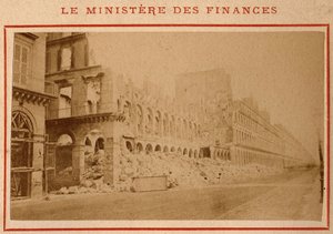 Paris kommun (1871): utsikt över finansministeriet i ruiner i Paris i maj 1871. Fotografi av Pierre Pepetit. Tryck på kartong, Dim. 9x5,4 cm av Unbekannt