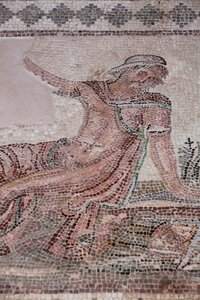 Narcissus tittar på sin reflektion i en vattenpöl - Paphos mosaiker, House of Dionysos - Slutet av 2:a århundradet e.Kr. - Cypern - Betraktelse av Narcissus ovanför en bassäng - Mosaiker från Paphos, House of Dionysos - Slutet av II sciecle ap JC - UNESCO 