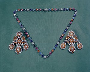Halsband och örhängen set med mångfärgade pastor, c.1760 av Unbekannt