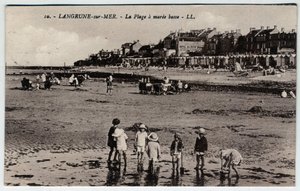 Normandie, Calvados (14), Langrune sur Mer (Langrune-sur-Mer): en grupp barn som leker på stranden vid mareee låg Vykort sent 1800-tidigt 1900-tal av William M. Timlin