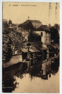 Normandie, Calvados (14), Lisieux: hus på kanten av Touques - Vykort daterat 1934 av William M. Timlin