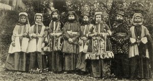 Osetini kvinnor i traditionell dräkt Minoritetsgrupp i Sovjetunionen av Benjamin Baud