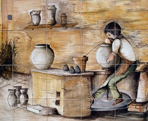 Målad maiolica-panel som visar scen för keramiktillverkning, handgjord av Ceramiche Desuir, Santo Stefano di Camastra, Sicilien, Italien, Detalj av William M. Timlin