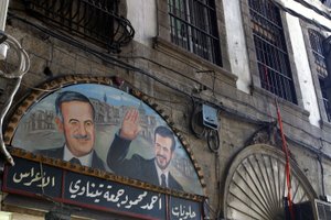 Målning av president Assad och hans son Bassel ovanför souken i Damaskus, Syrien. av Unbekannt