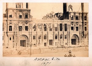 Paris Commune (1871): utsikt över Hotel de Ville efter branden i maj 1871. Anonym fotografering. Tryck på kartong Dim. 15x10 cm av Unbekannt