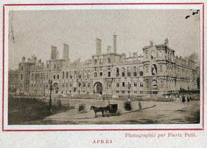 Paris Commune (1871): utsikt över Hotel de Ville i Paris efter dess brand i maj 1871. Fotografi av Pierre Pepetit. Tryck på kartong, Dim. 9x5,4 cm av Unbekannt