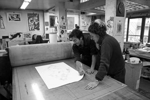 Pascal Gauvard, Mitbegründer der Pasnic-Gravierwerkstatt, Annie-Paule Thorel, französische Malerin. Entdeckung von Gravuren nach dem Druck. Pasnic-Gravierwerkstatt in Paris im Jahr 2009. von Unbekannt