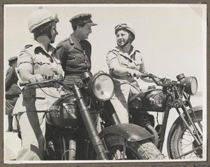 Fotografi från ett album som innehåller 65 fotografier relaterade till Auxiliary Territorial Service och brittiska styrkor i Mellanöstern av Unbekannt
