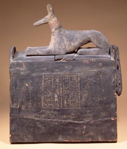 Plyonformad shabti-låda med en inskription och en staty av Anubis som en schakal (av senare datum) på locket, egyptisk, från Thebe, tidig 22:a dynastin, c.900 f.Kr. (svartmålat trä) av Unbekannt