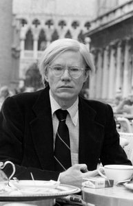 Popkonstnären ANDY WARHOL i Venedig 1977 av Unbekannt