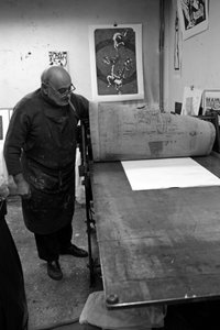 Porträtt av Dikran Daderian, libanesisk målare och gravör. Förberedelse av lottningen. Pasnic gravyrverkstad i Paris 2008. av Unbekannt